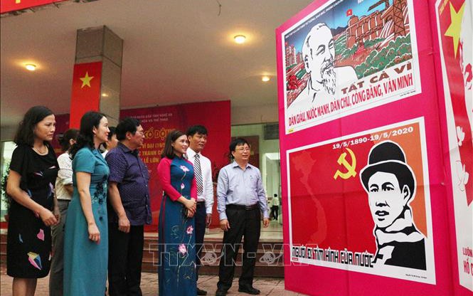 Tổ chức triển lãm tranh cổ động tấm lớn tuyên truyền kỷ niệm 135 năm Ngày sinh Chủ tịch Hồ Chí Minh