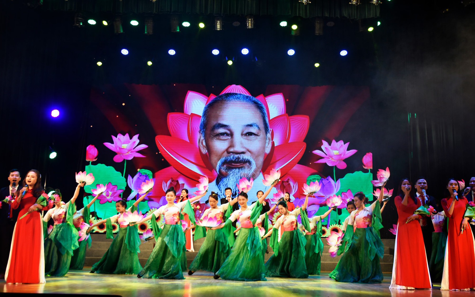 Tổ chức Hội diễn Nghệ thuật quần chúng 