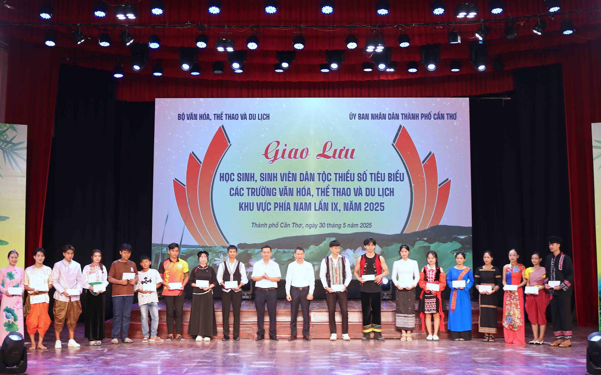 Giao lưu HSSV dân tộc thiểu số tiêu biểu năm 2025: Lan toả khát vọng vươn lên, khẳng định giá trị bản sắc dân tộc Việt Nam