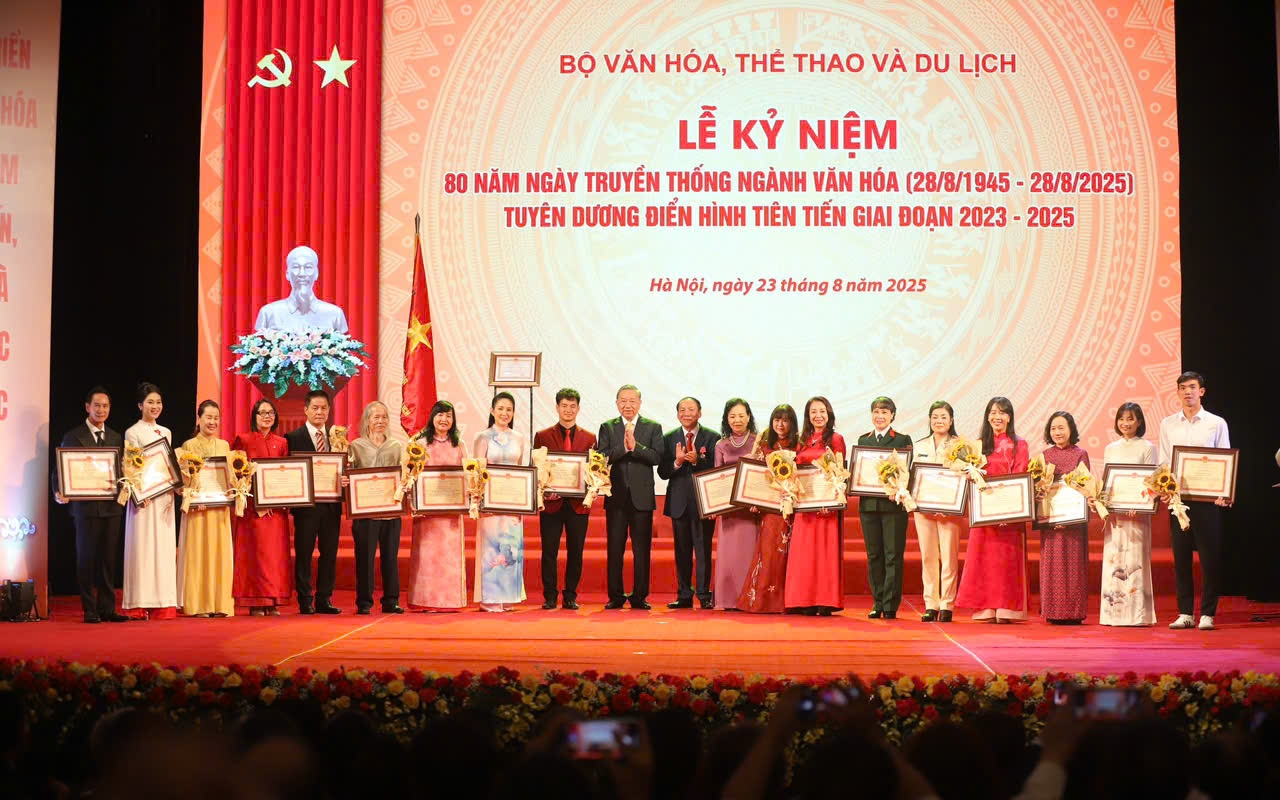 Tặng Bằng khen cho 80 cá nhân có thành tích xuất sắc tiêu biểu trong lĩnh vực Văn hóa, Thông tin, Thể thao và Du lịch