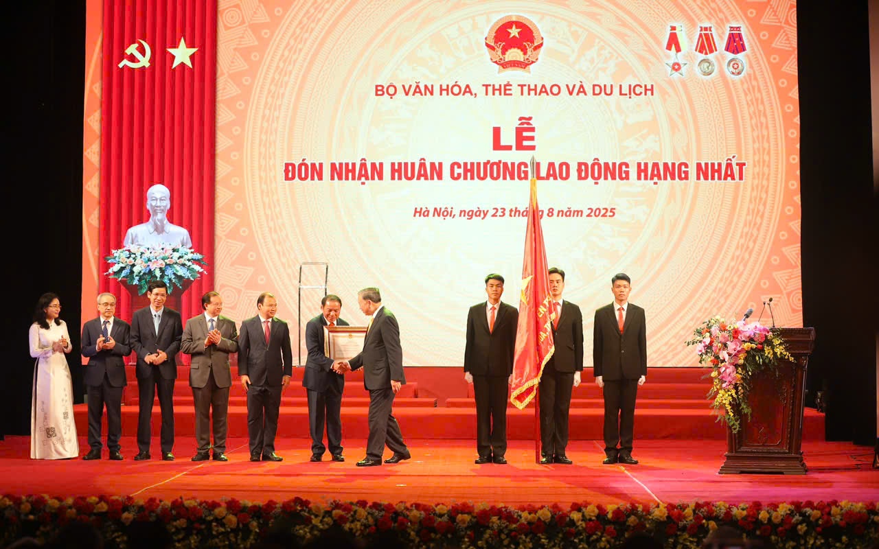 Bộ VHTTDL đón nhận Huân chương Lao động hạng Nhất
