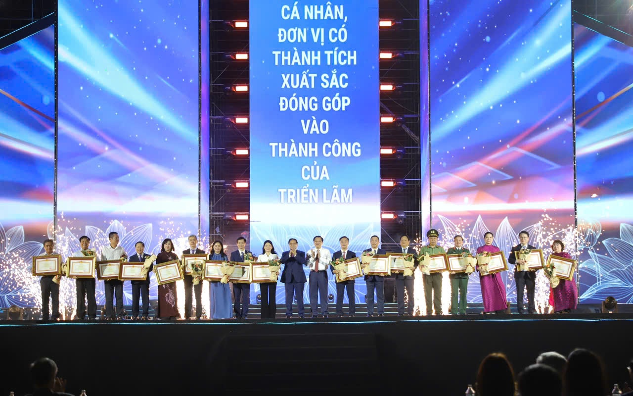 Trao Bằng khen của Thủ tướng cho 36 tập thể có thành tích xuất sắc trong công tác tổ chức và tham gia Triển lãm "80 năm hành trình Độc lập - Tự do - Hạnh phúc" 