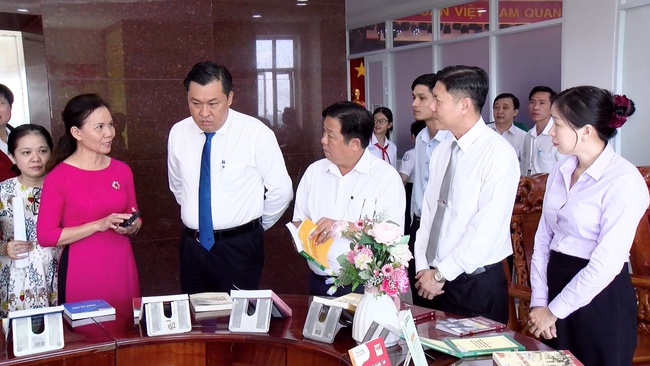 TP.Hồ Chí Minh trao tặng hơn 10.000 bản sách lý luận, chính trị, giáo truyền thống cho cơ sở - Ảnh 2.