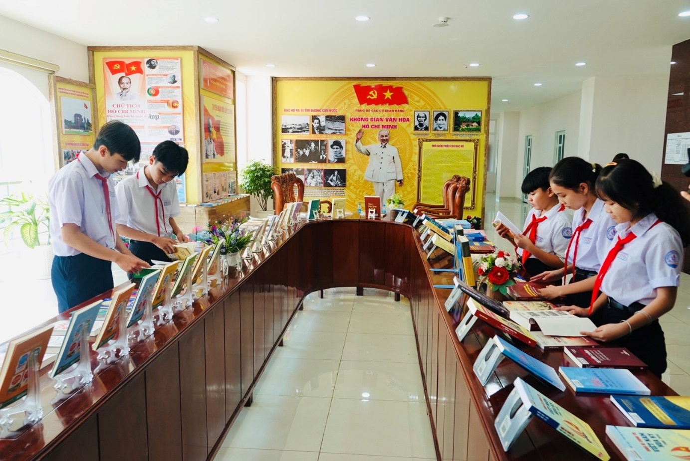 TP.Hồ Chí Minh trao tặng hơn 10.000 bản sách lý luận, chính trị, giáo truyền thống cho cơ sở - Ảnh 3.