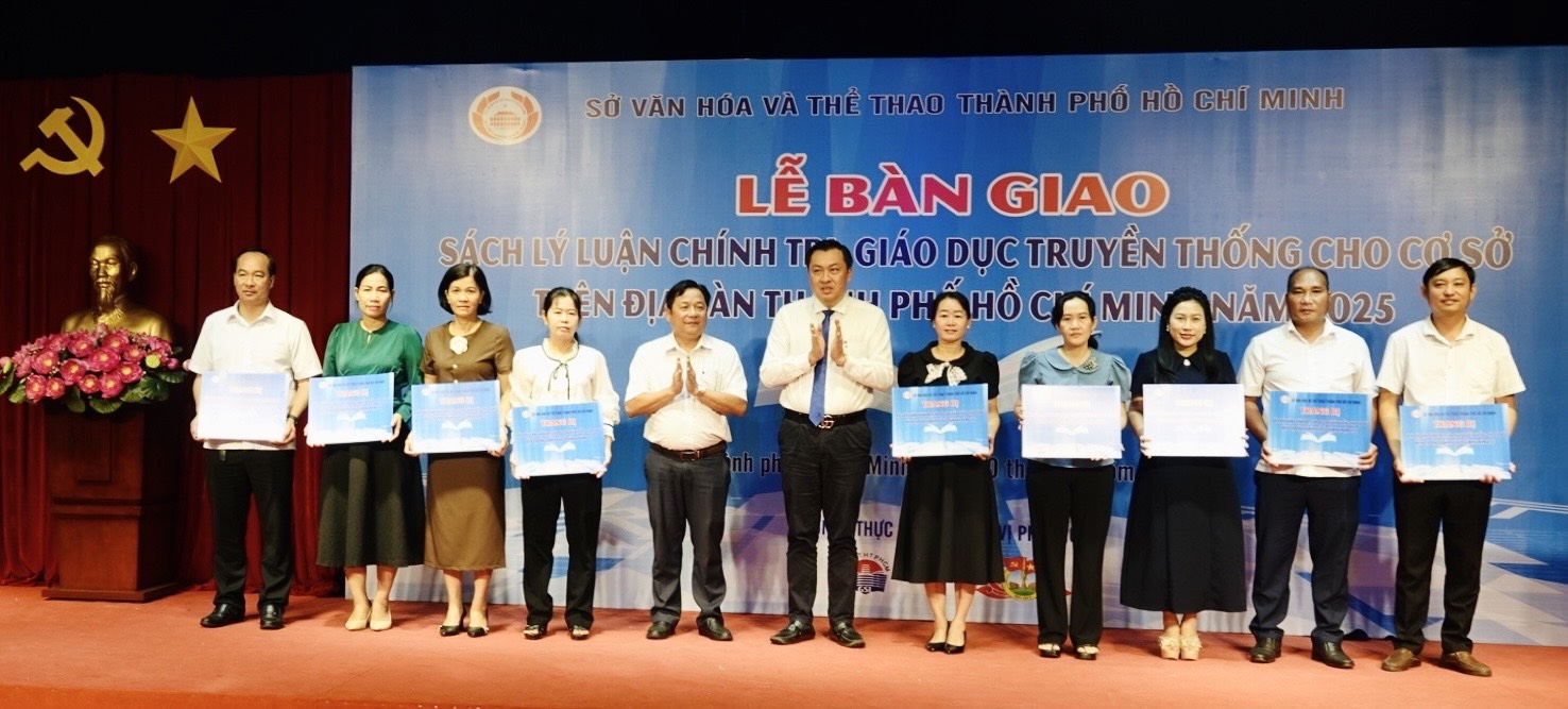 TP.Hồ Chí Minh trao tặng hơn 10.000 bản sách lý luận, chính trị, giáo truyền thống cho cơ sở - Ảnh 1.