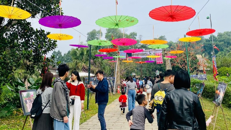 Ấm áp vui “Tết bản làng” tại Làng Văn hóa-Du lịch các dân tộc Việt Nam - Ảnh 2.