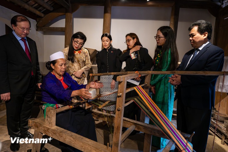 Hai Phu nh&acirc;n Thủ tướng Việt Nam v&agrave; Singapore thăm Bảo t&agrave;ng D&acirc;n tộc học Việt Nam - Ảnh 1.