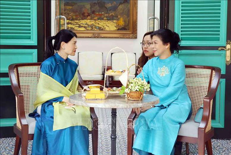 Phu nhân Tổng Bí thư cùng Phu nhân Thủ tướng Singapore xem múa rối nước - Ảnh 2.