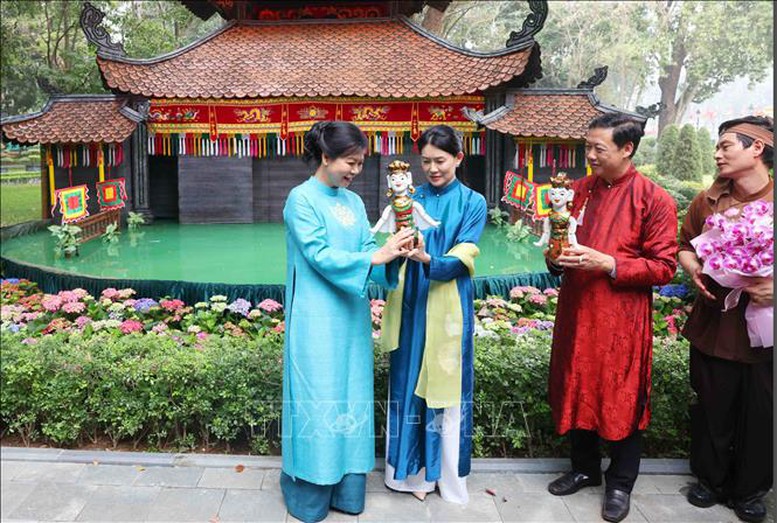 Phu nhân Tổng Bí thư cùng Phu nhân Thủ tướng Singapore xem múa rối nước - Ảnh 3.